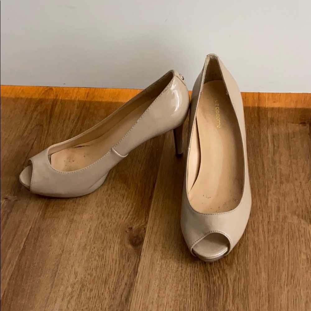 Nude pumps
